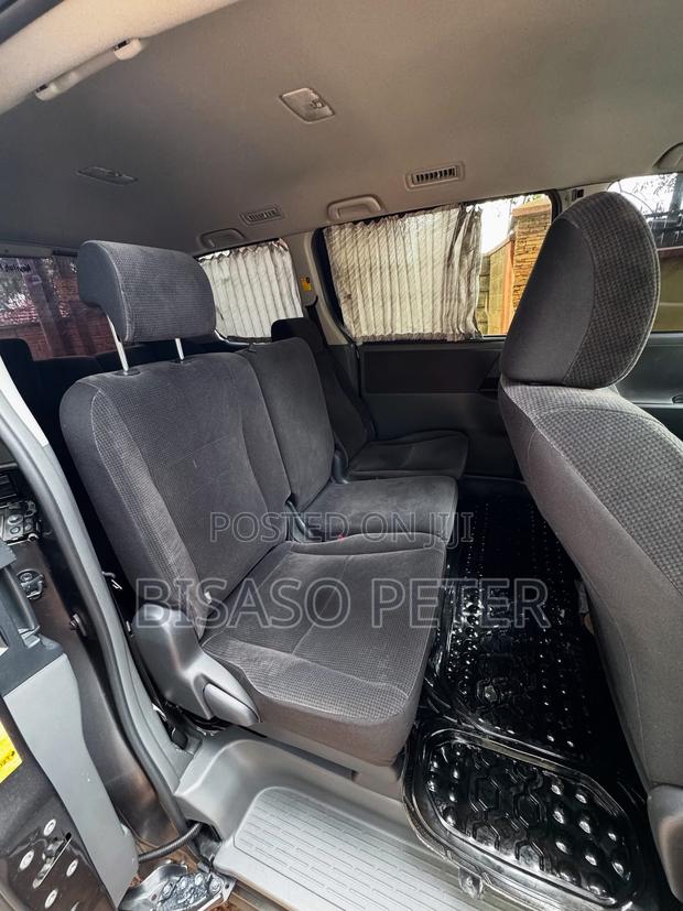 Toyota Noah 2.0 143hp FWD (8 Seater) 2010 Gray
