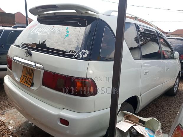 Toyota Ipsum 2000 White