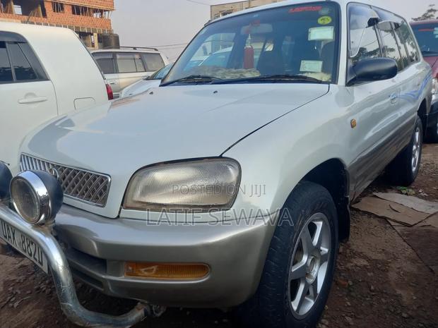 Toyota RAV4 Base FWD 1999 White