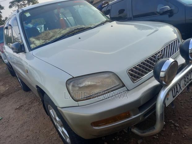 Toyota RAV4 Base FWD 1999 White