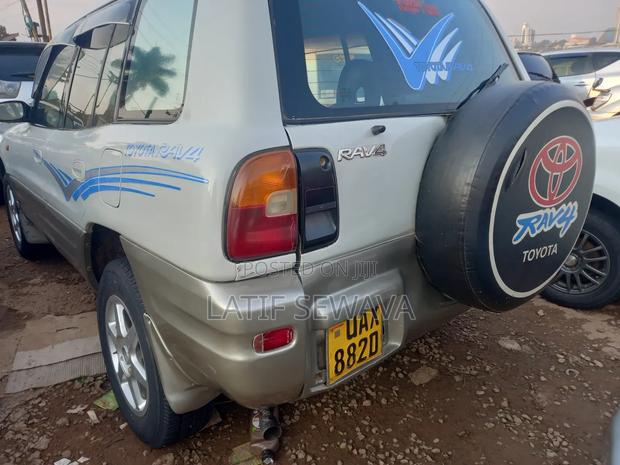 Toyota RAV4 Base FWD 1999 White