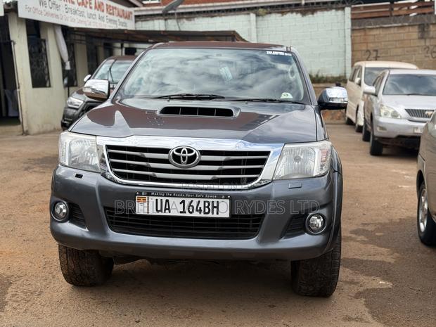 Toyota Hilux 2014 Gray