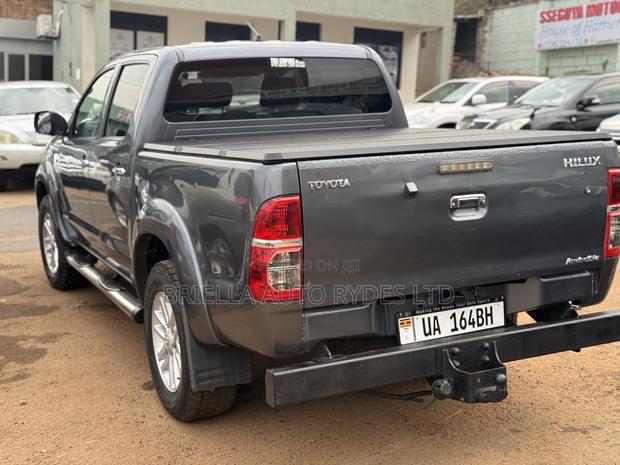 Toyota Hilux 2014 Gray