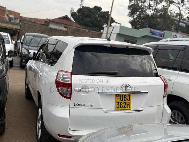 Toyota Vanguard 2008 White