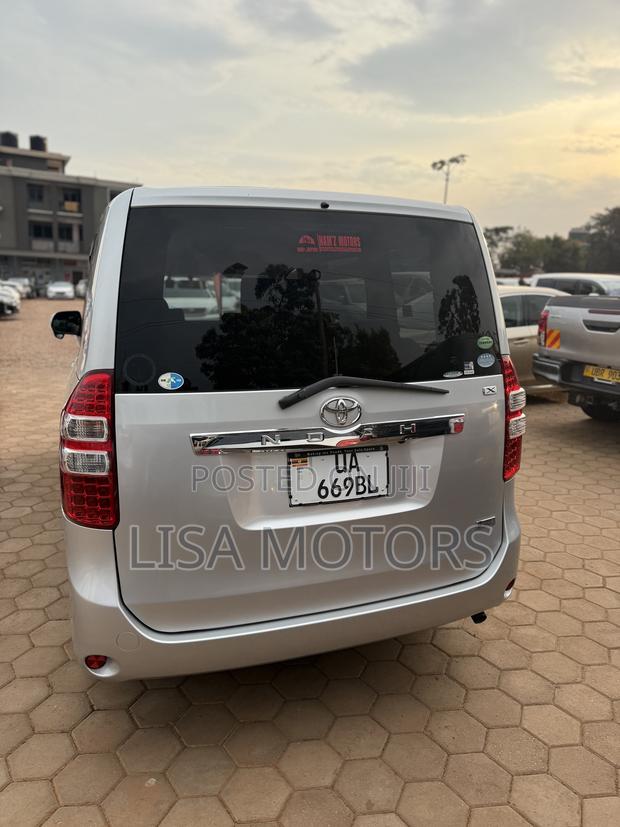 Toyota Noah 2.0 143hp FWD (8 Seater) 2012 Silver