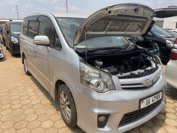 Toyota Noah 2011 Silver