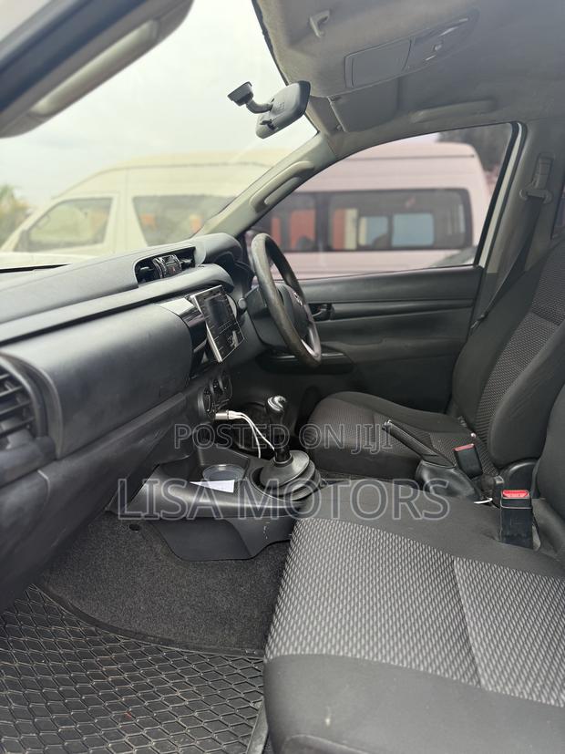Toyota Hilux SR 2017 White