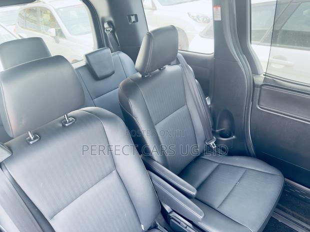 Toyota Noah 2.0 AWD (8 Seater) 2017 Off white