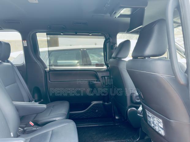 Toyota Noah 2.0 AWD (8 Seater) 2017 Off white