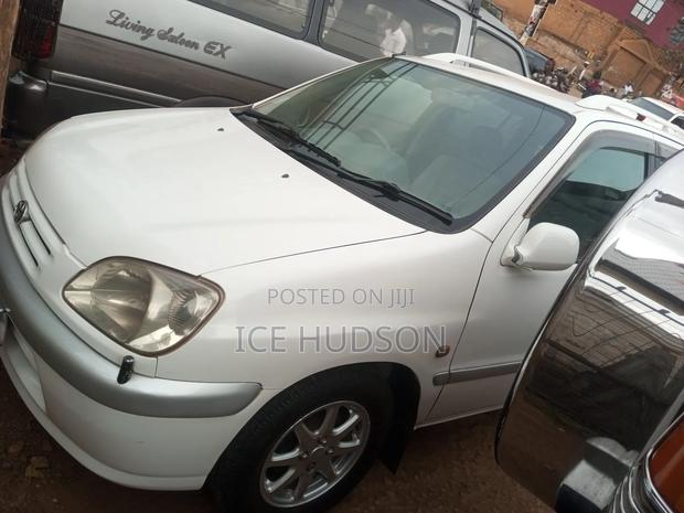 Toyota Raum 2000 Pearl