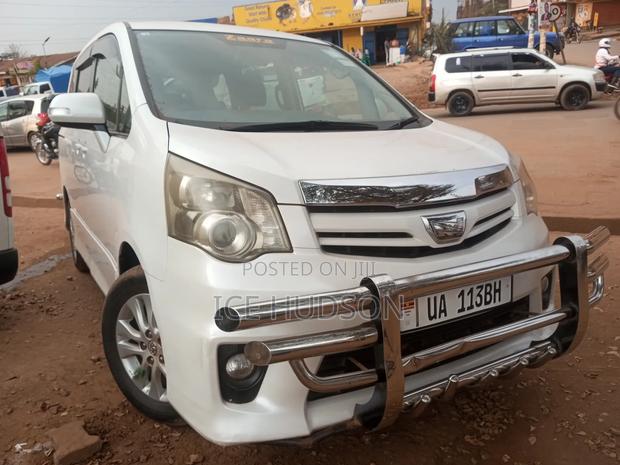 Toyota Noah 2010 White