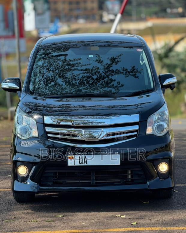 Toyota Noah 2.0 158hp AWD (7 Seater) 2011 Black
