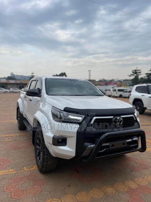 Toyota Hilux 2023 White