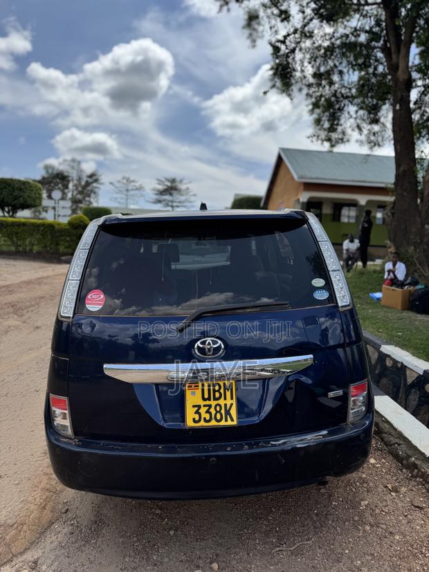 Toyota ISIS 1.8 G 2WD 2011 Blue
