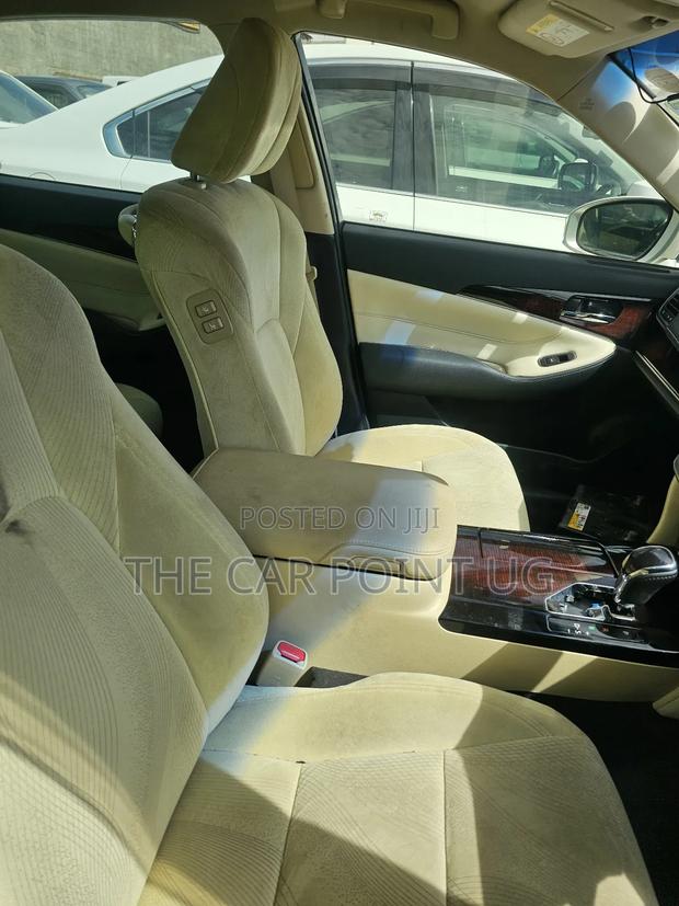 Toyota Crown 2015 Gold