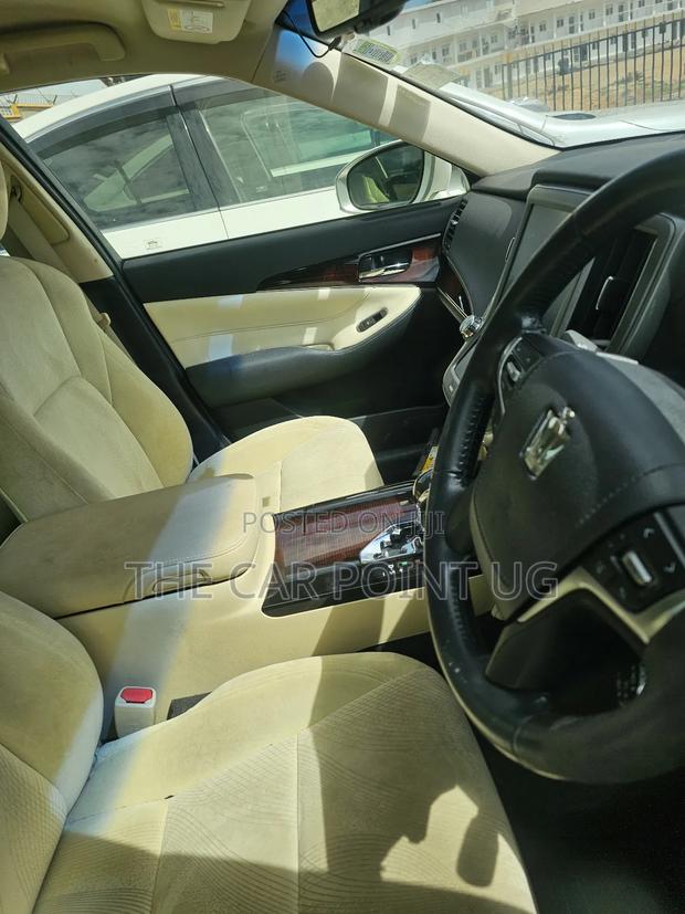 Toyota Crown 2015 Gold