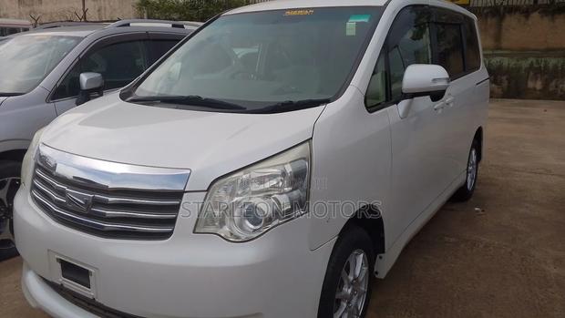 Toyota Noah 2.0 158hp AWD (8 Seater) 2012 White