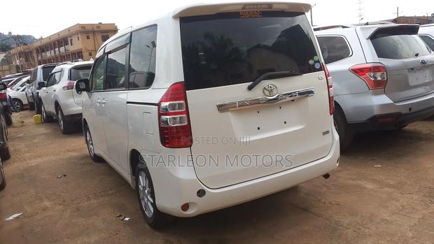 Toyota Noah 2.0 158hp AWD (8 Seater) 2012 White