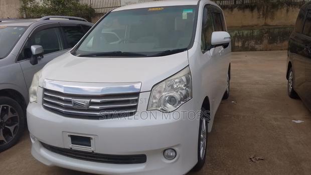Toyota Noah 2.0 158hp AWD (8 Seater) 2012 White