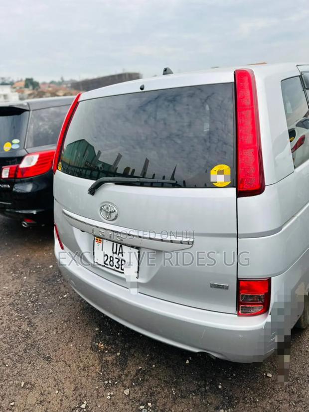 Toyota ISIS 1.8 G 2WD 2011 Silver