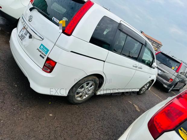 Toyota ISIS 1.8 G 2WD 2011 White