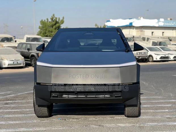 Tesla Cybertruck 2024 Gold