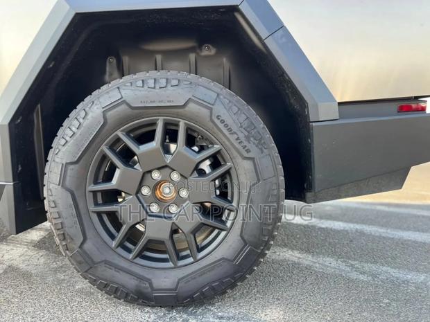 Tesla Cybertruck 2024 Gold
