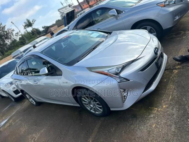 Toyota Prius 4dr Hatchback (1.8L 4cyl gas/electric hybrid CVT) 2016 Silver