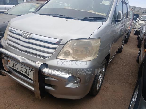 Toyota Noah 2006 Silver