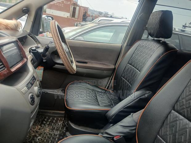 Toyota Noah 2006 Silver