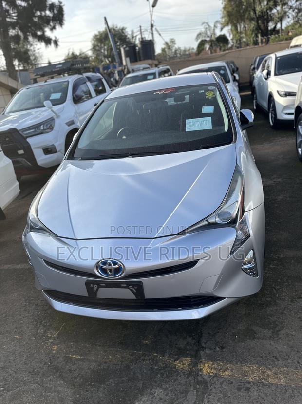 Toyota Prius 4dr Hatchback (1.8L 4cyl gas/electric hybrid CVT) 2016 Silver