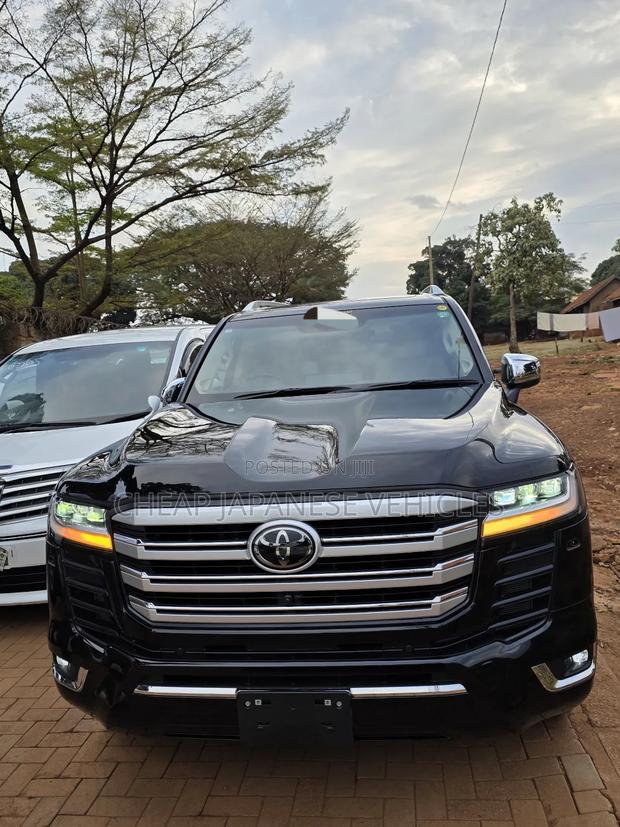 Toyota Land Cruiser LC300 2024 Black
