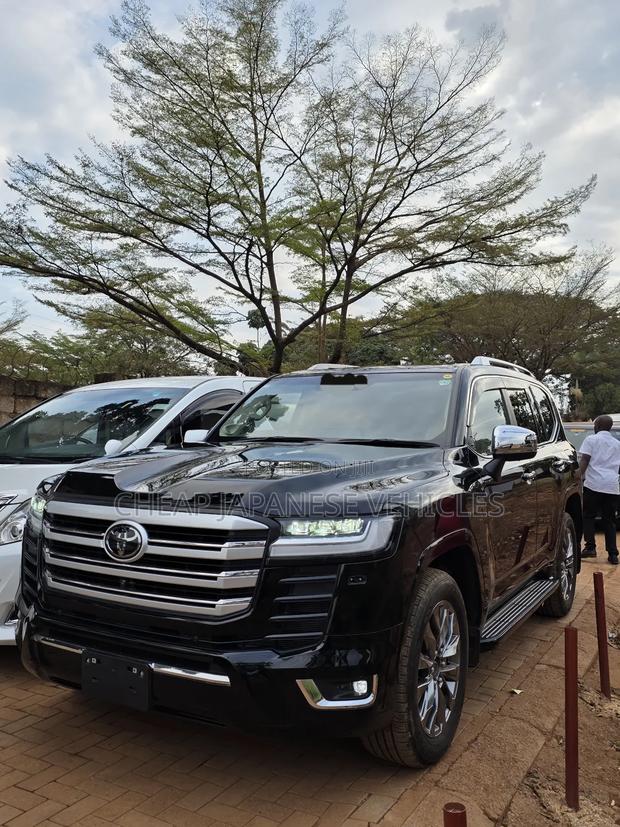Toyota Land Cruiser LC300 2024 Black