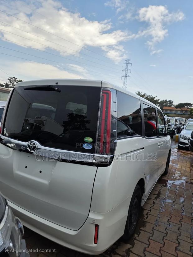 Toyota Noah 2017 Pearl