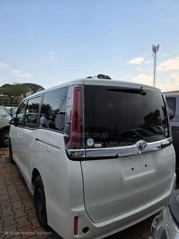 Toyota Noah 2017 Pearl