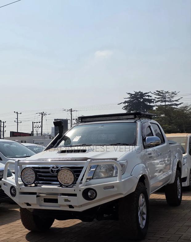 Toyota Hilux SR5 4x4 2013 White