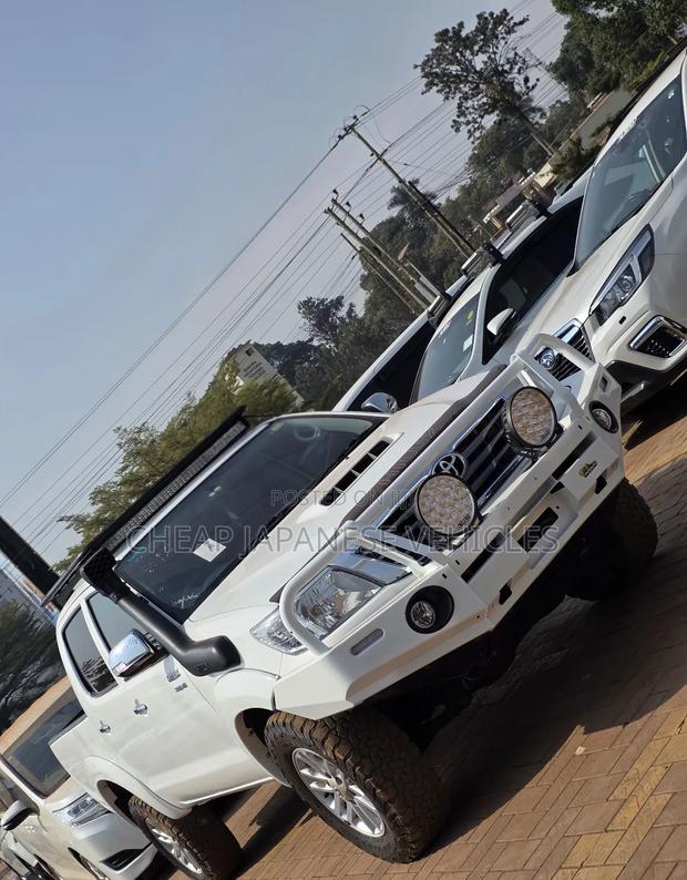 Toyota Hilux SR5 4x4 2013 White