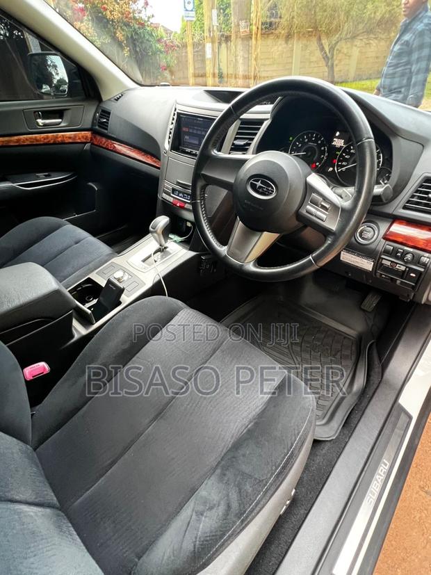 Subaru Outback 2.5i Premium 2011 White