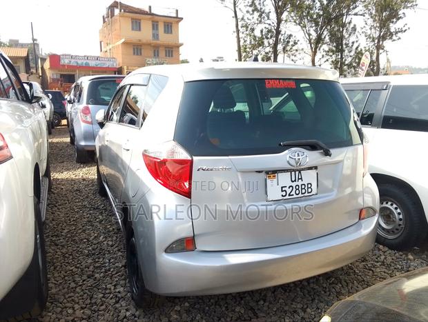 Toyota Ractis 1.5 AWD 2010 Silver