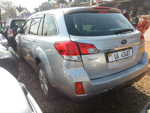 Subaru Outback 2.5i Premium 2010 Silver