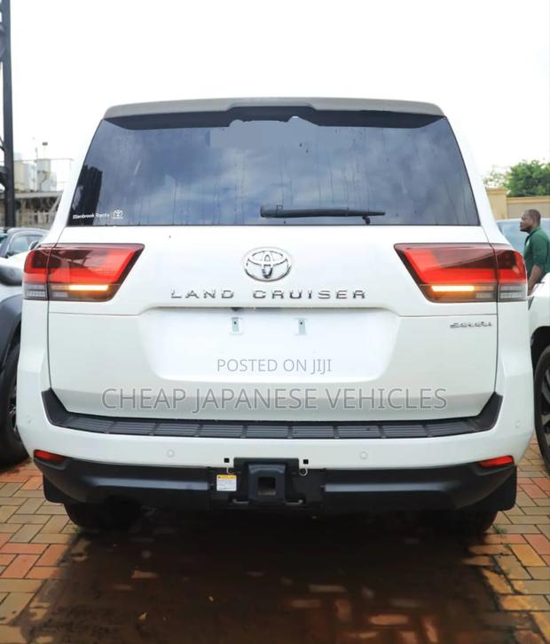 Toyota Land Cruiser LC300 2024 White