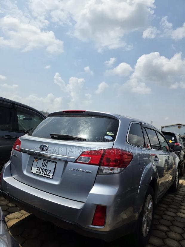 Subaru Outback 2.5i Limited 2011 Silver
