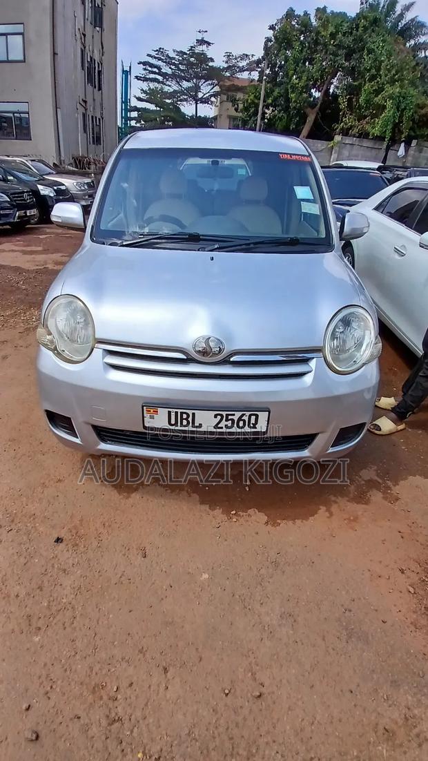 Toyota Sienta 2009 Silver