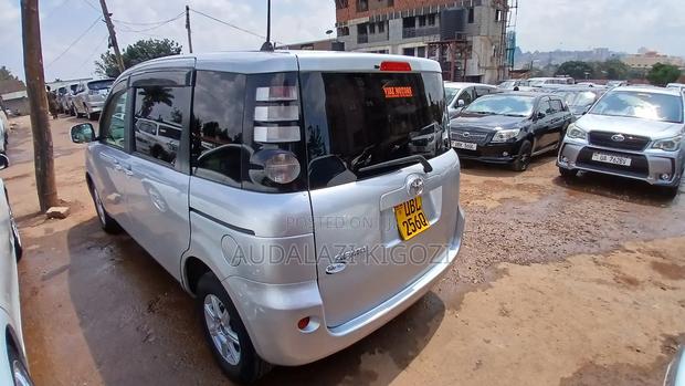 Toyota Sienta 2009 Silver