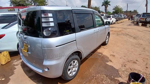 Toyota Sienta 2009 Silver