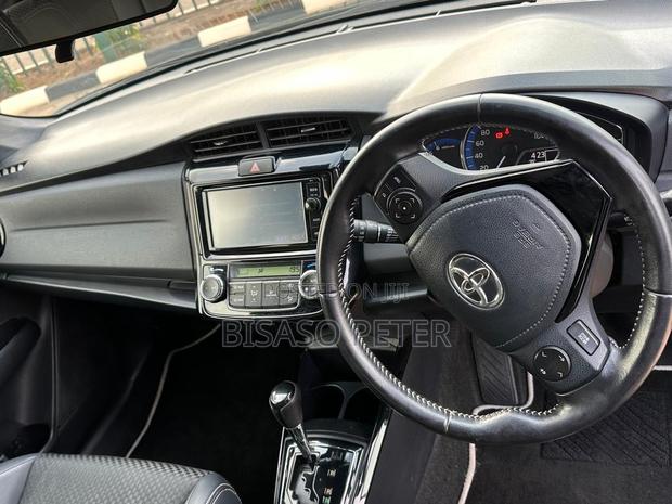 Toyota Corolla Fielder 1.5 Hybrid FWD 2016 Black