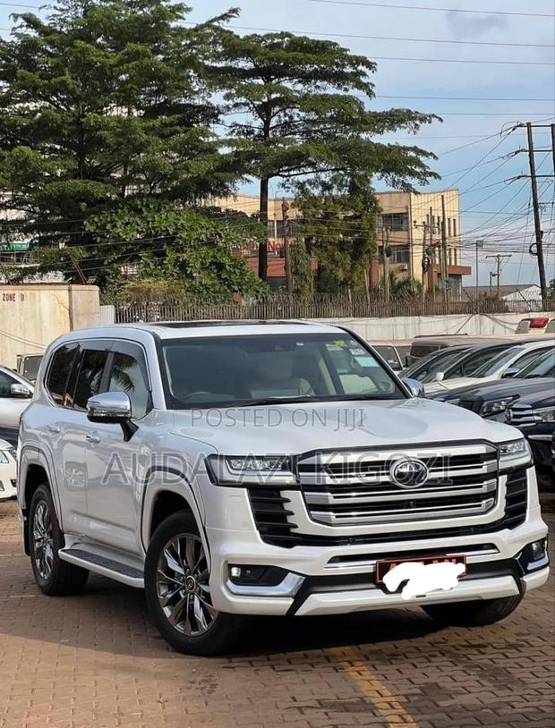 Toyota Land Cruiser 2023 White
