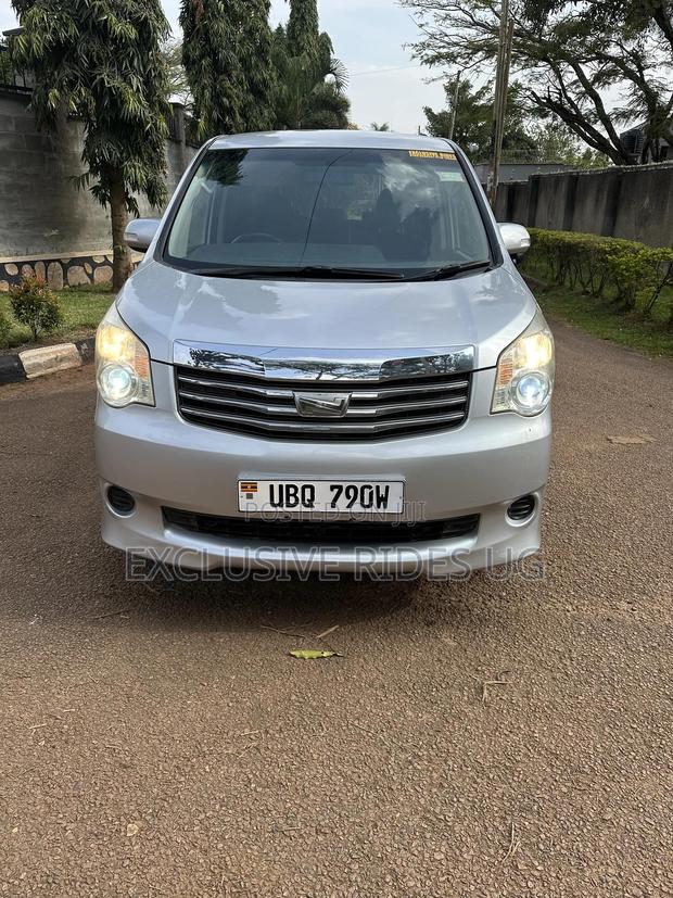 Toyota Noah 2011 White