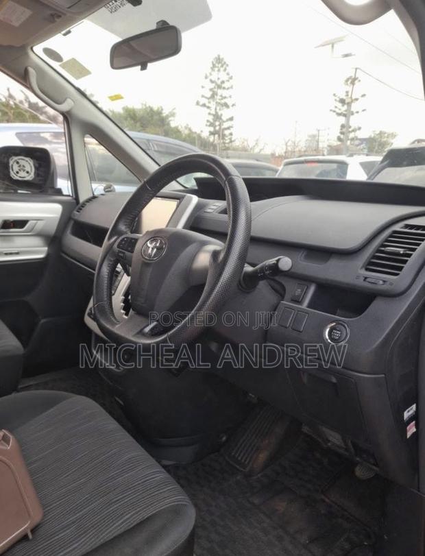 Toyota Noah 2.0 AWD (7 Seater) 2017 White