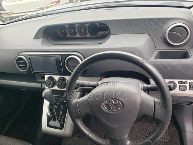 Toyota Corolla Rumion Hatchback 1.5 FWD 2011 Silver